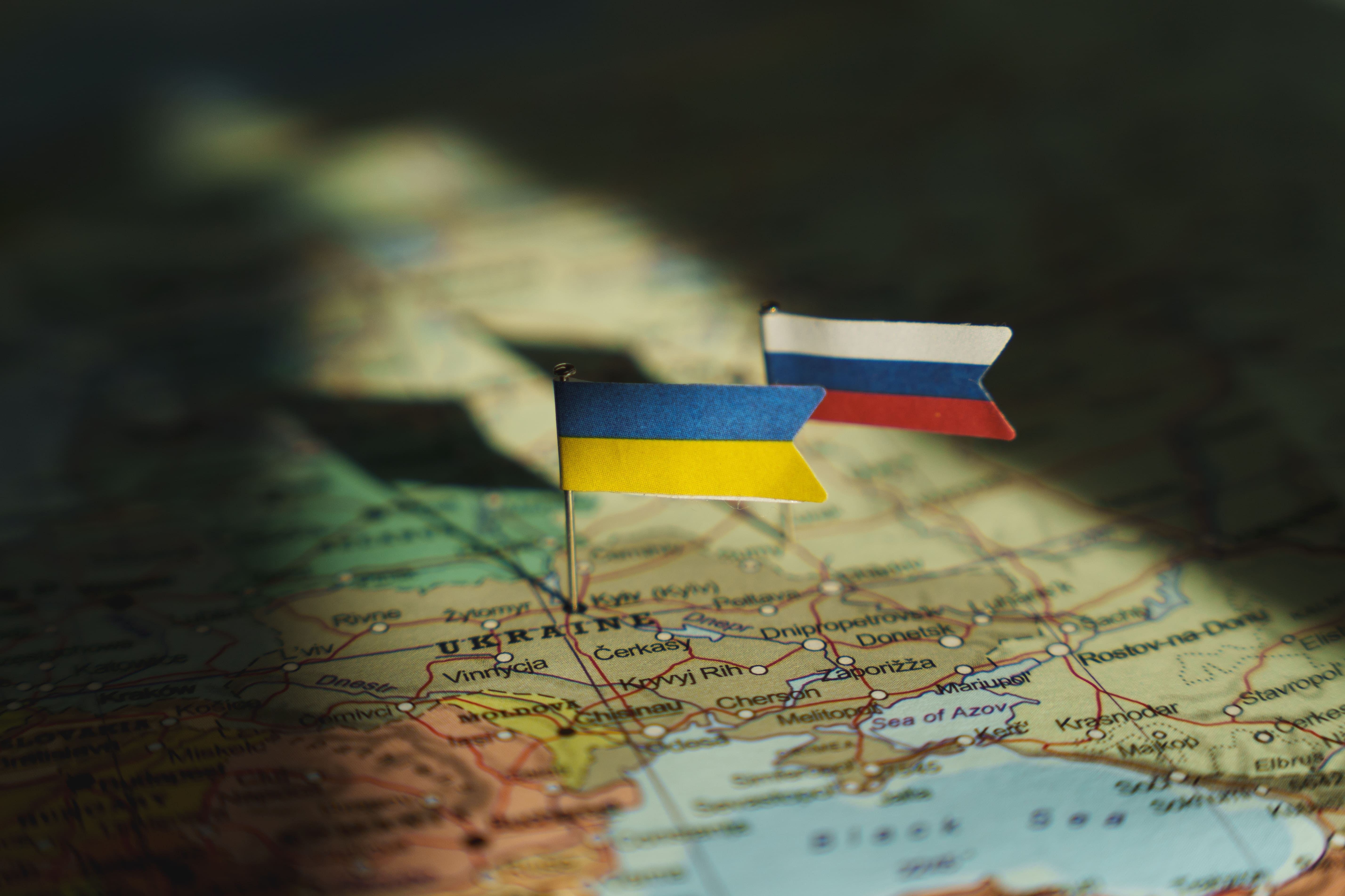 Drapeau ukrainien et russe sur la carte géopolitique de l'Ukraine.