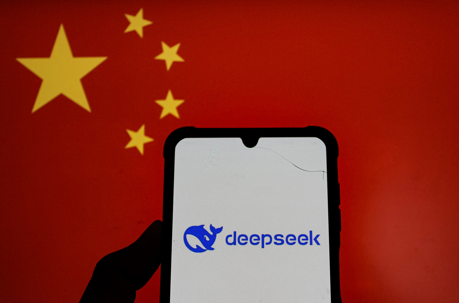 L'application DeepSeek ouverte sur un téléphone sur fond du drapeau chinois