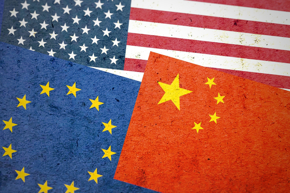Drapeaux des Etats-Unis, de la Chine et de l'Union européenne