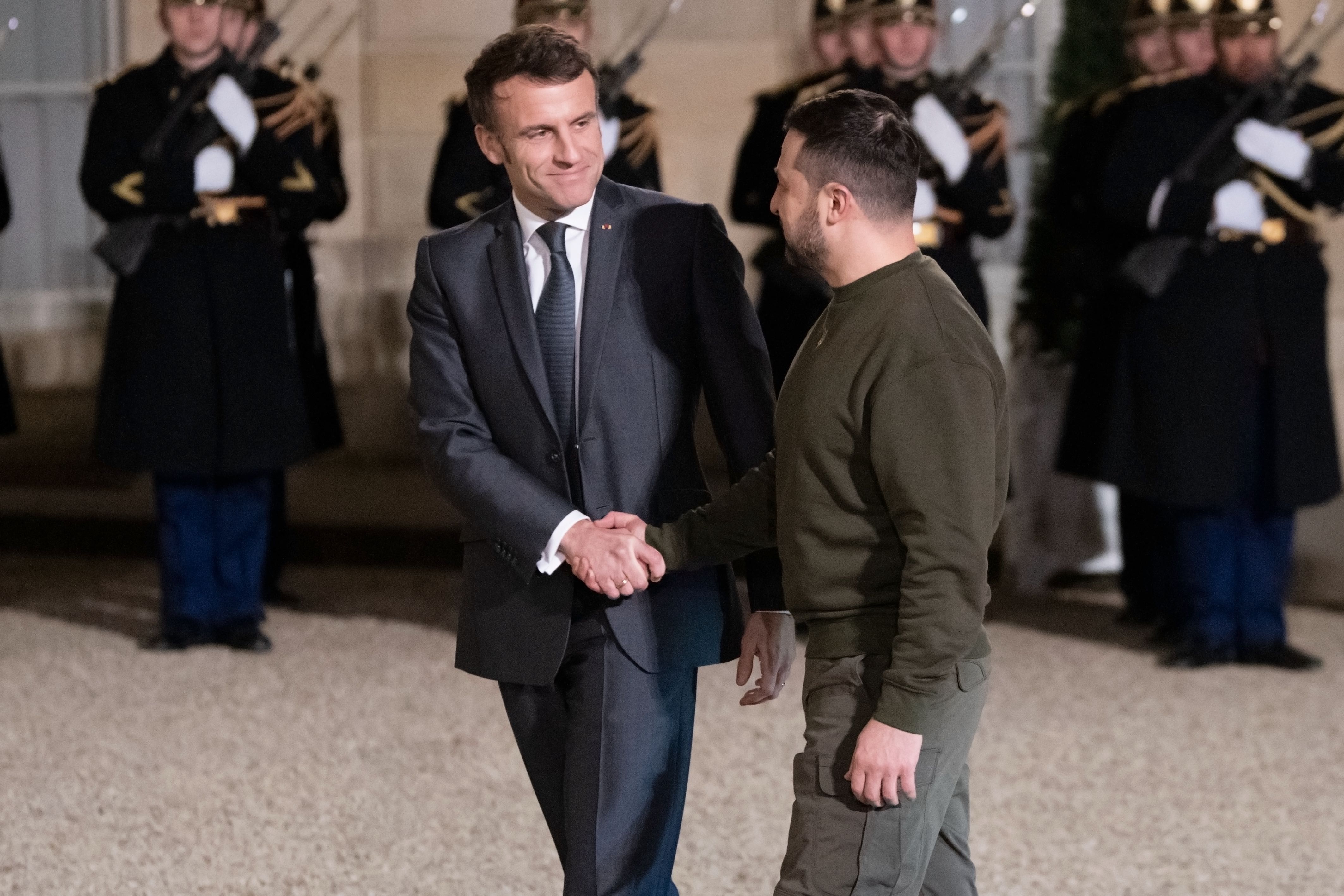 Emmanuel Macron et Volodymyr Zelensky qui se serrent la main
