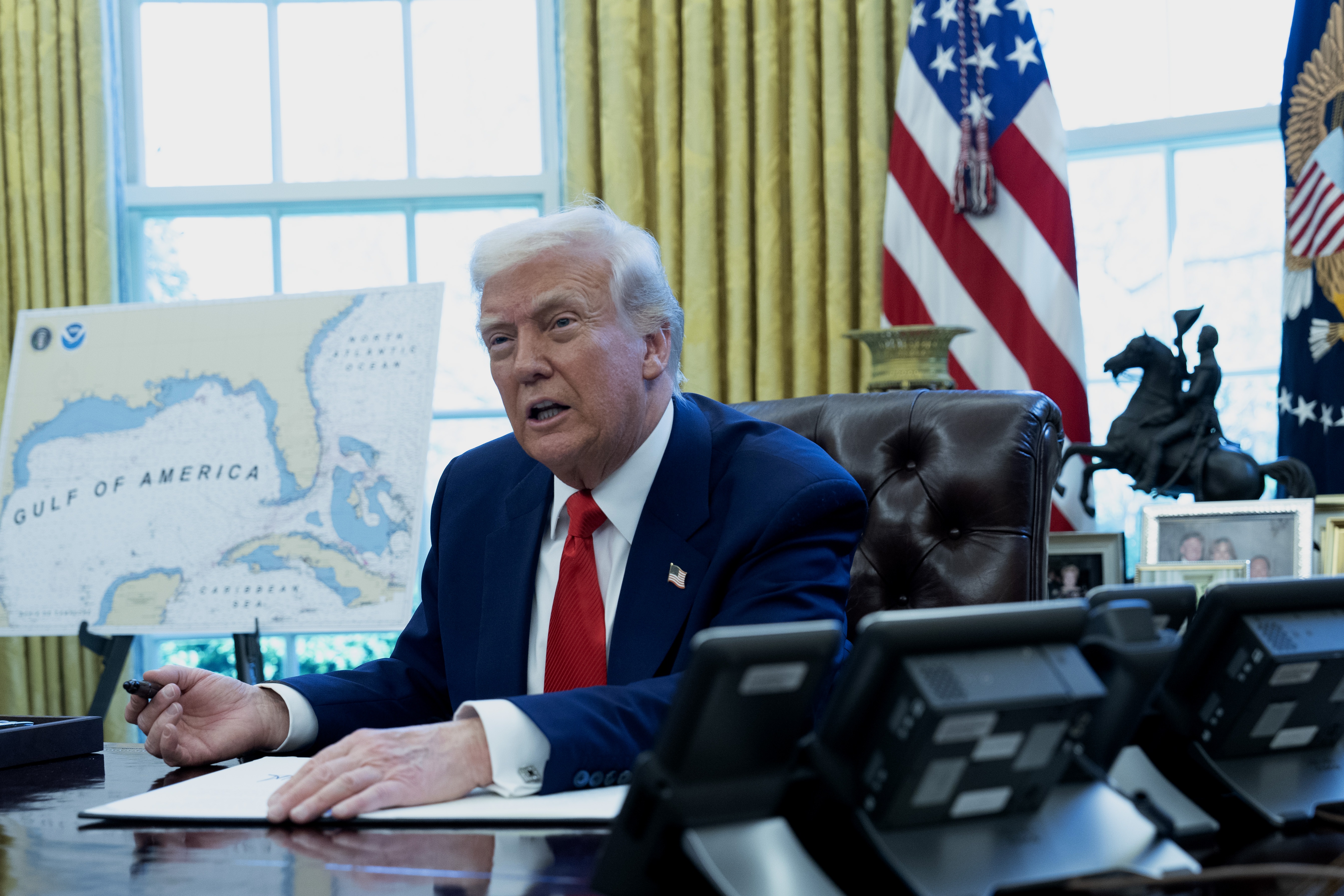 Le président Donald J. Trump signe une série de décrets dans le Bureau ovale de la Maison Blanche, Washington, DC - 9 avril 2025