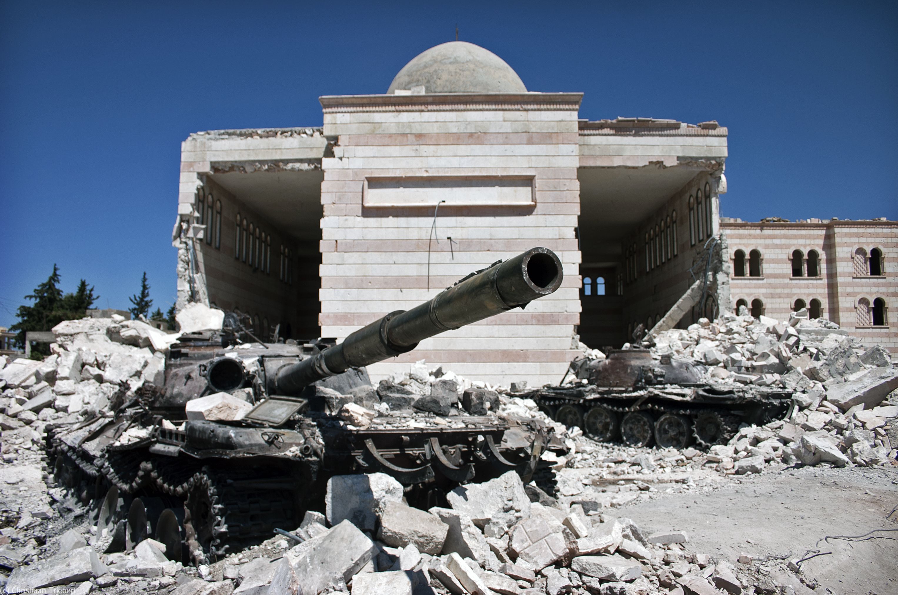Deux chars détruits devant une mosquée à Azaz, Syrie, 2012.