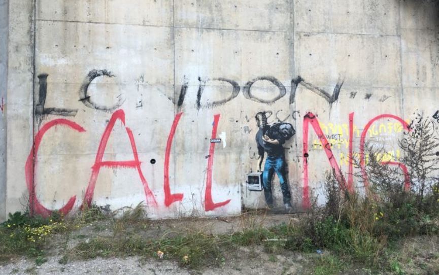 L'appel de Londres, un tag resté sur les murs du pont d'autoroute situé juste à côté de l'ancienne jungle de Calais.