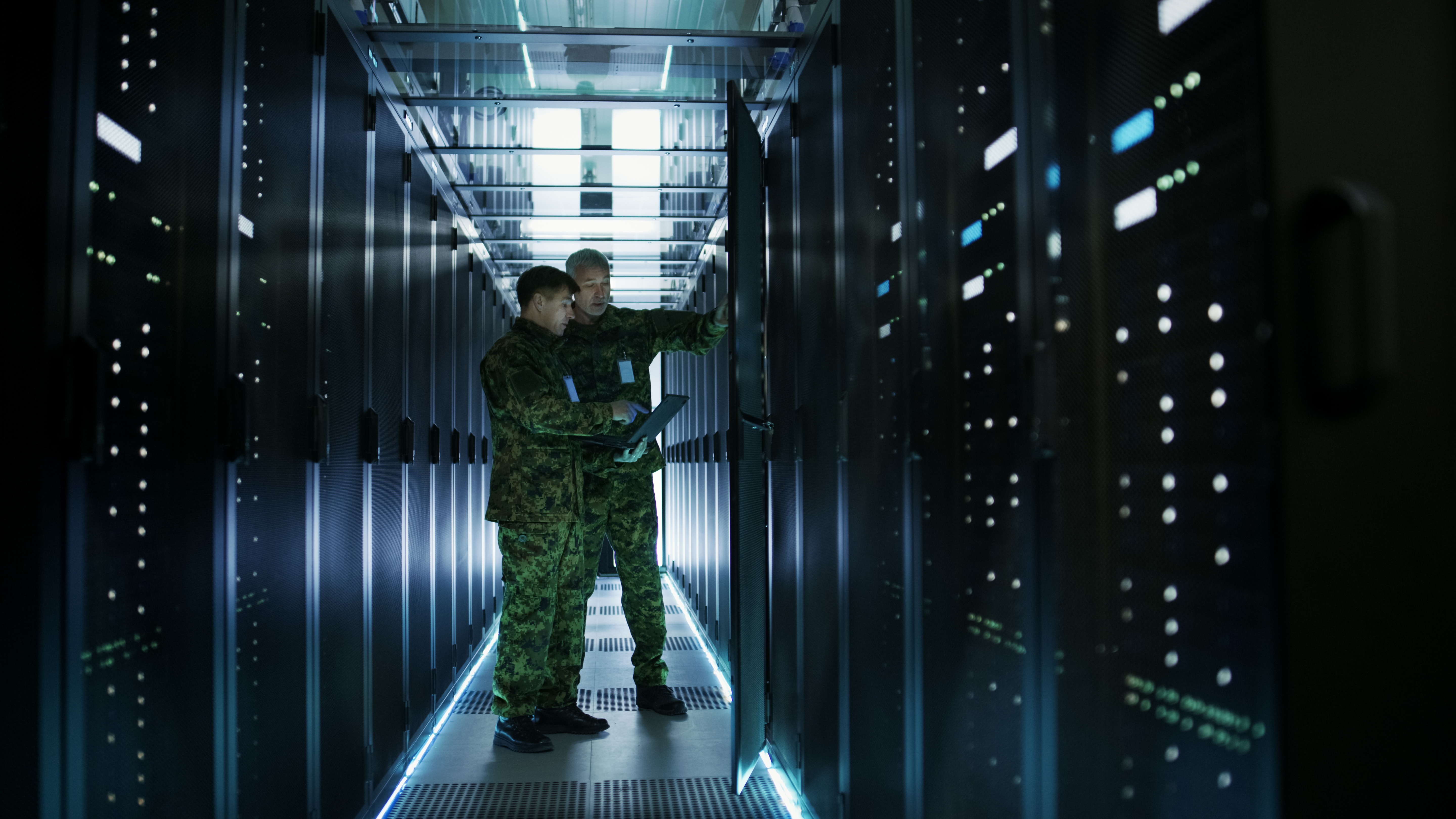Militaires dans un data center