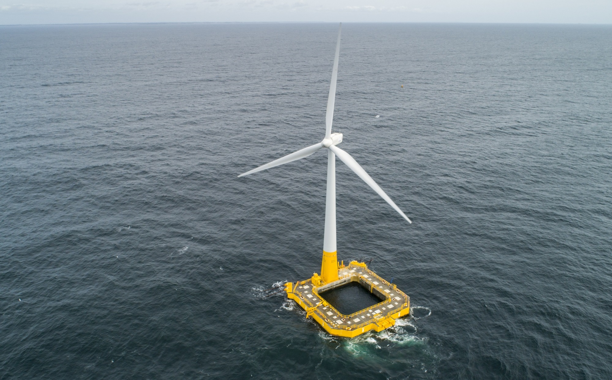L’éolienne flottante Floatgen, équipée du flotteur Ideol, installée sur le site SEM-REV (Centrale Nantes) au large du Croisic.