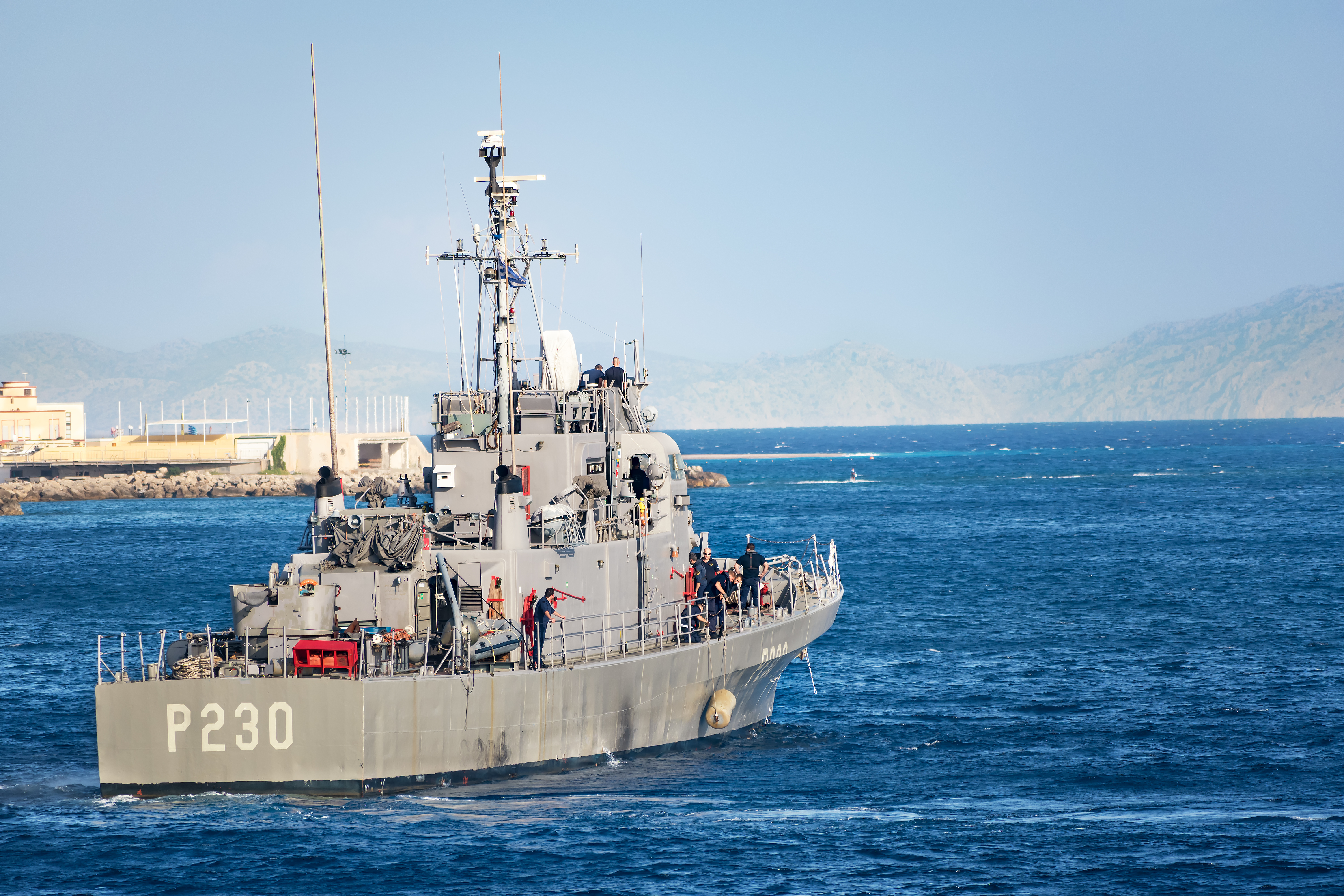 Patrouilleur grec HS Ormi quittant le port de Rhodes à proximité des côtes turques.