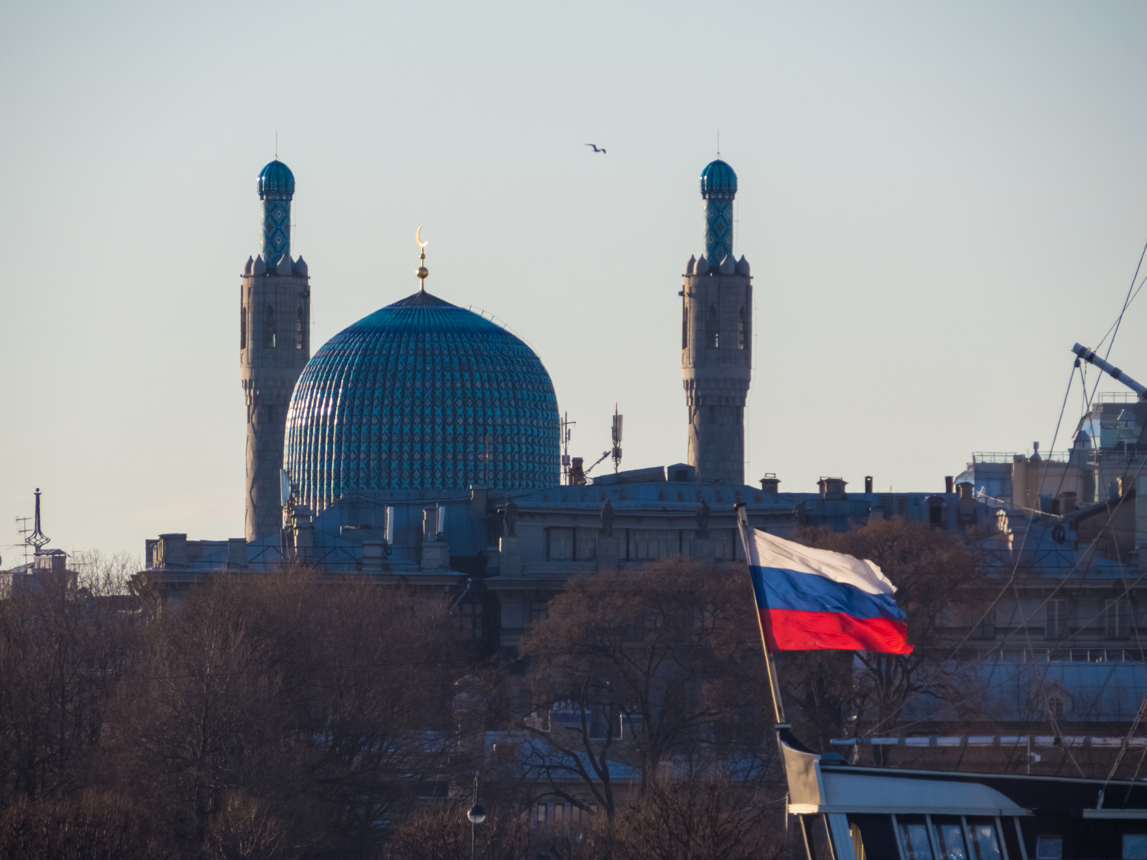 Le Drapeau russe et la Mosquée de Saint-Pétersbourg