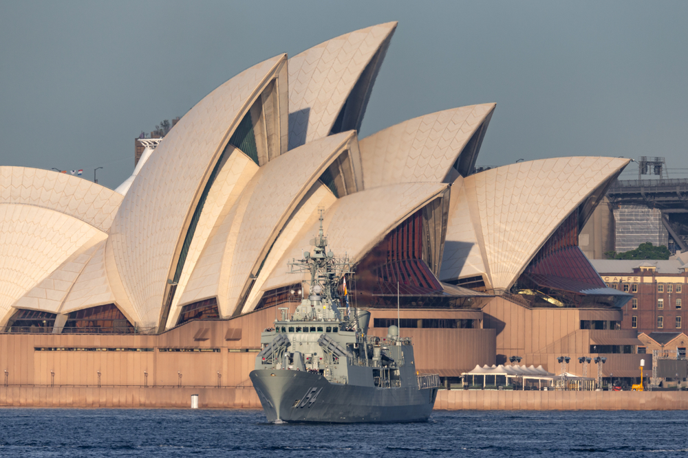 Frégate de la Royal Australian Navy dans le port de Sydney.