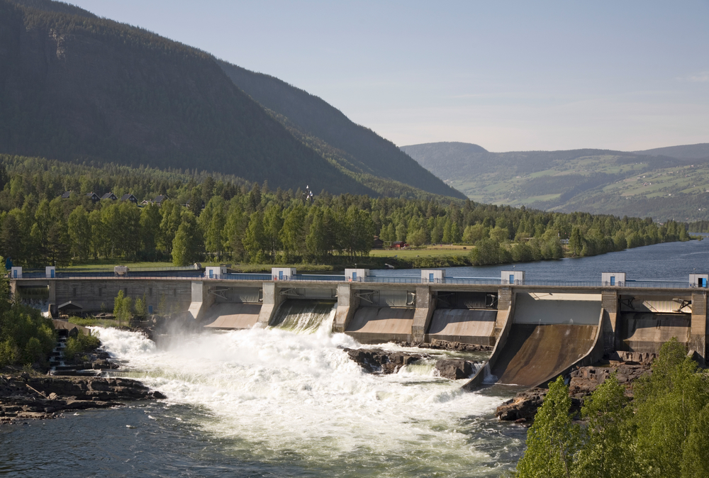 A small dam and power station in Gudbrandsdal, eastern Norway © Bent Nordeng / Shutterstock