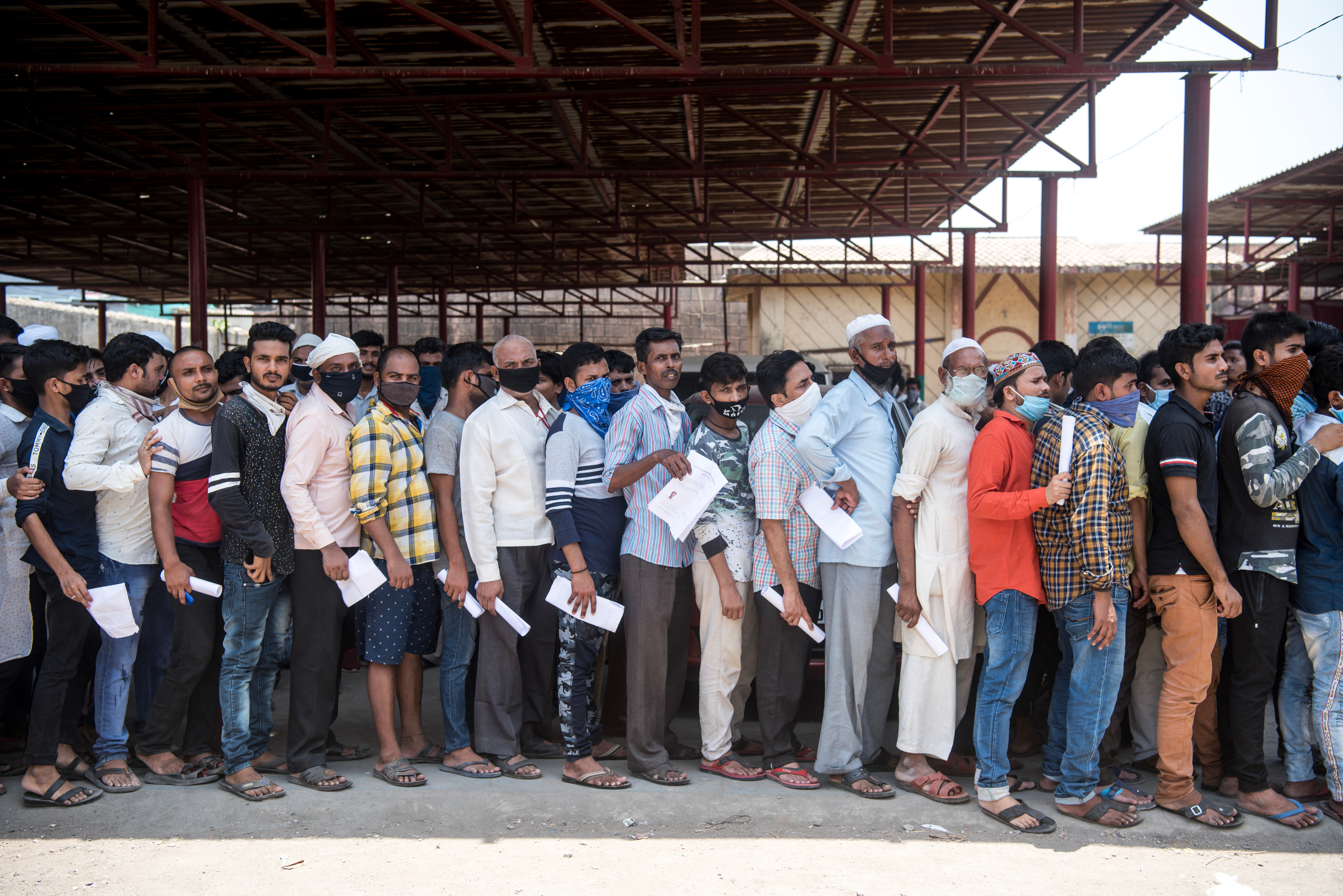 MUMBAI/INDA–6 mai 2020 - Des migrants attendent la remise de certificats médicaux nécessaires à leur retour dans leur ville d'origine. © Manoej Paateel / Shutterstock.com
