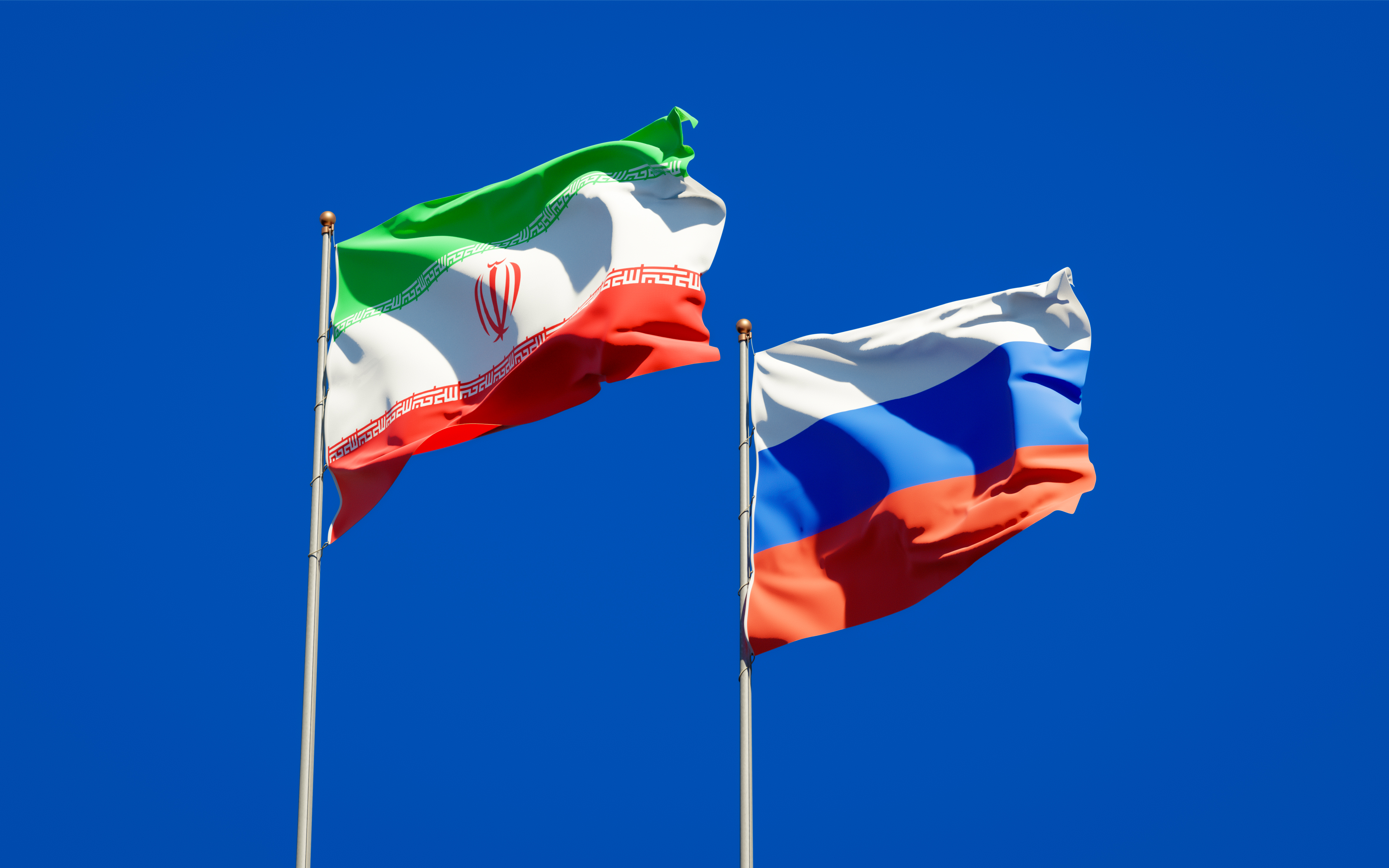Les drapeaux iranien et russe.