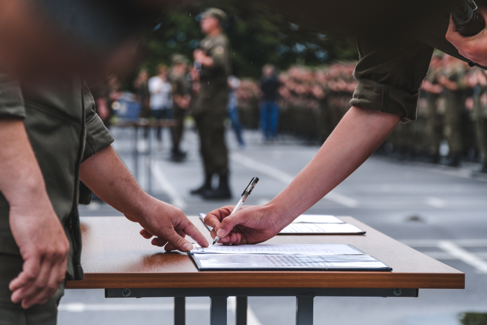 Signature d'un contrat dans l'armée