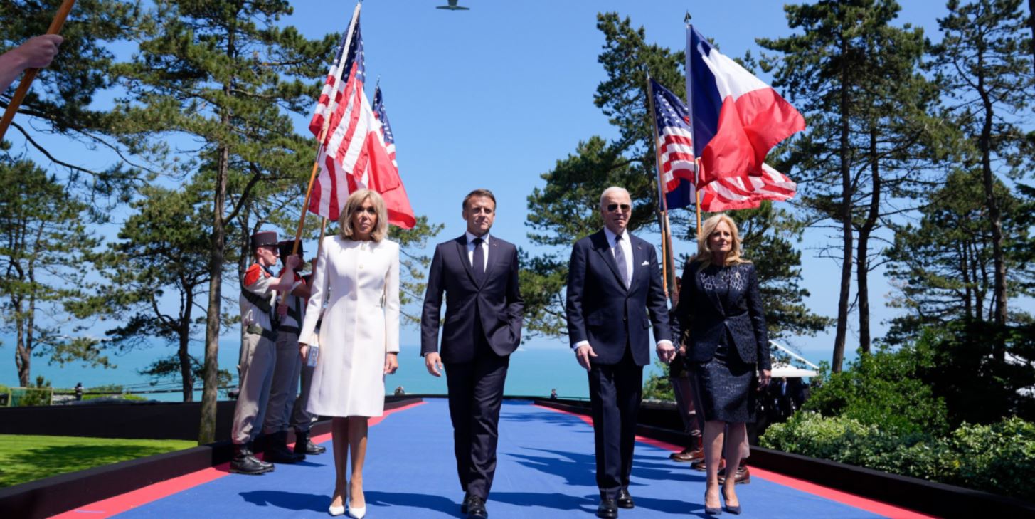 Joe Biden et la première dame Jill Biden avec Emmanuel Macron et son épouse Brigitte Macron à la cérémonie du 80e anniversaire du débarquement, Colleville-sur-Mer, 6 juin 2024.