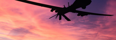  Silhouette de drone militaire sur fond coucher de soleil.