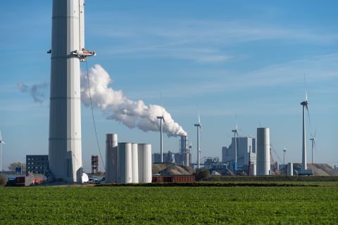 Éoliennes en construction près d'une centrale à combustibles fossiles aux Pays-Bas