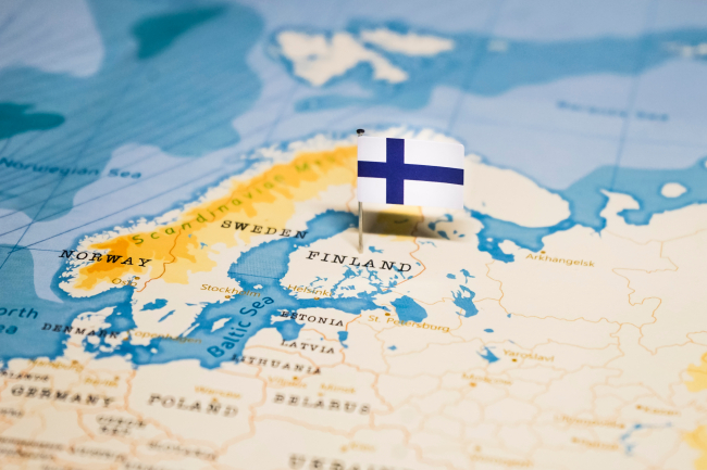 Drapeau de la Finlande sur la carte mondiale