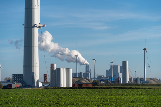 Éoliennes en construction près d'une centrale à combustibles fossiles aux Pays-Bas