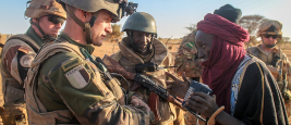 Opération Barkhane, Français : contact avec la population dans le Sud du Mali 17 mars 2016