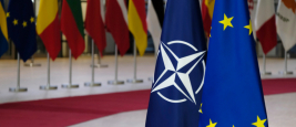 Drapeau de l'Union européenne et drapeau de l'OTAN